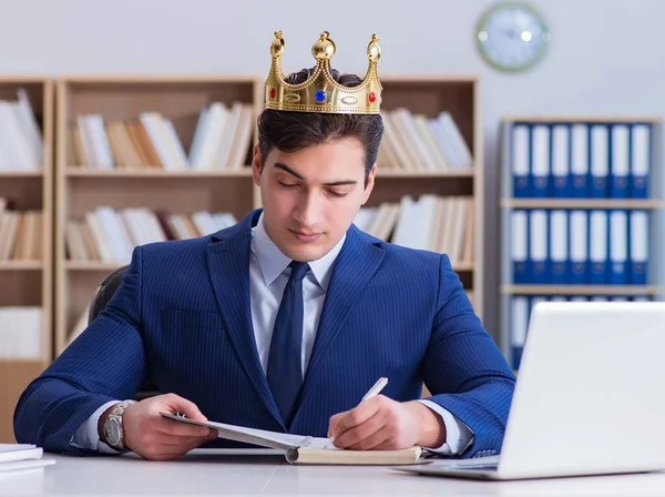 King businessman pracuje w biurze — Zdjęcie stockowe