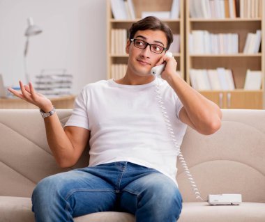 Koltukta yalan telefonda konuşan genç adam