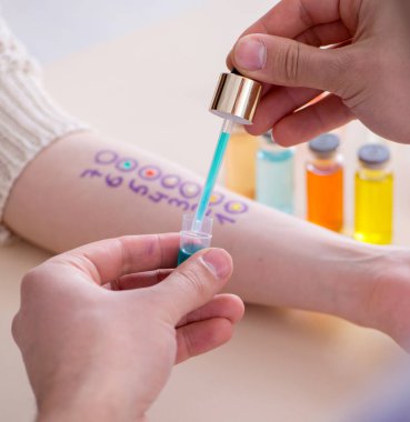 Hastanedeki hastanın alerji reaksiyonunu test eden doktor.