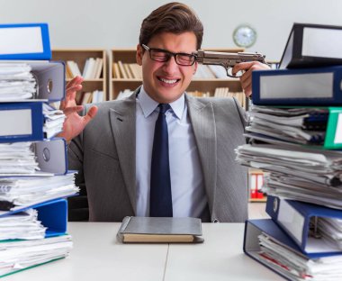 İşadamı aşırı iş nedeniyle stres altında