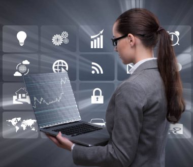 İş konseptinde dizüstü bilgisayarı olan iş kadını