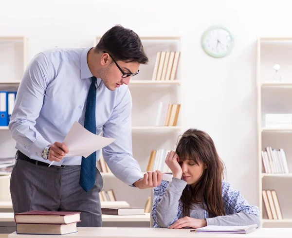 Männlicher Dozent hält Vorlesung für Studentin — Stockfoto