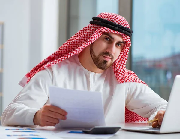 Arabski biznesmen pracujący na laptopie — Zdjęcie stockowe