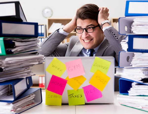 Affärsman kämpar med flera prioriteringar — Stockfoto