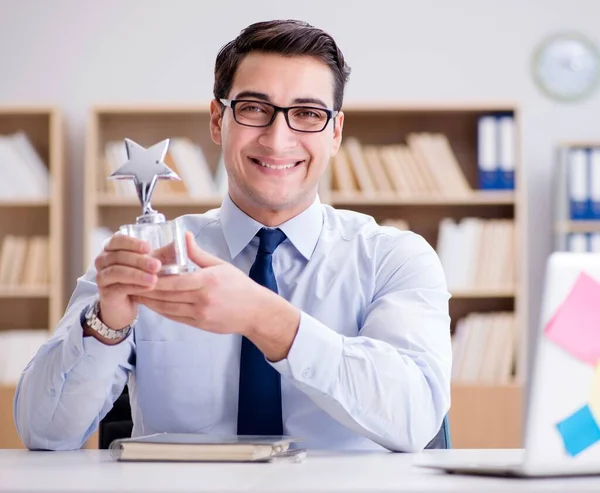 Geschäftsmann arbeitet im Büro — Stockfoto