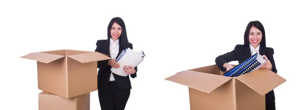 Ung kvinna flytta arbetstillfällen isolerad på vit — Stockfoto
