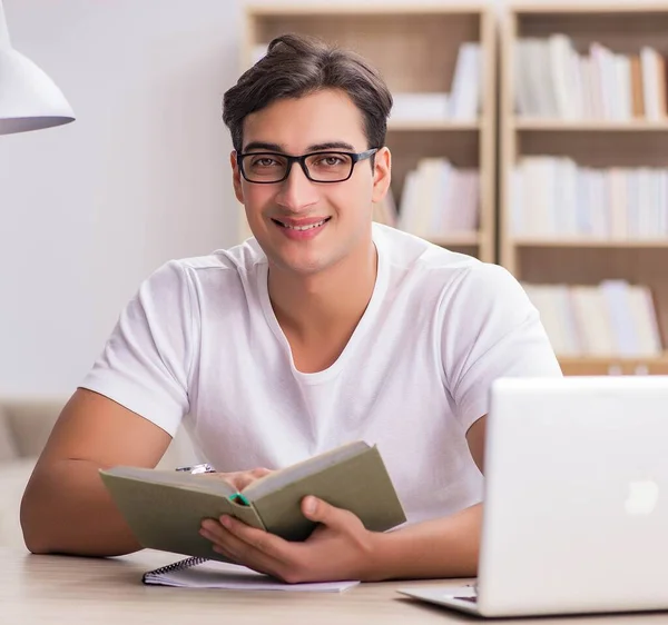 Jongeman werkt in het kantoor — Stockfoto