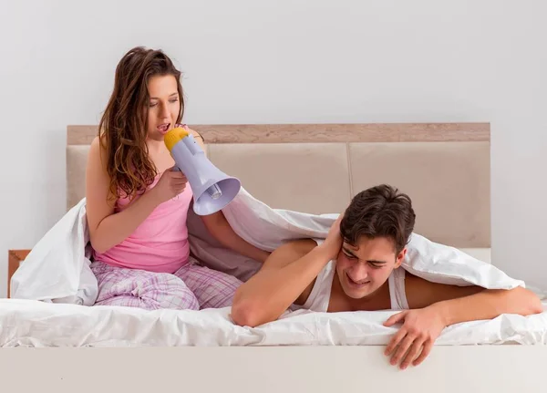 Conflito familiar com esposa marido na cama — Fotografia de Stock