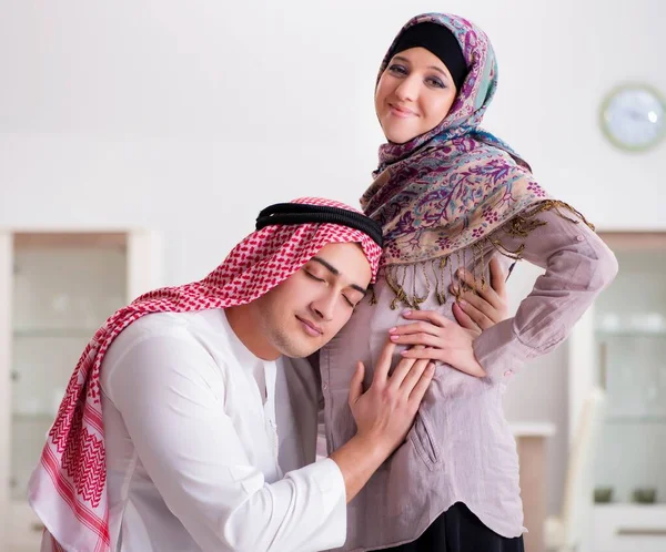 गर्भवती पत्नी के साथ युवा अरब मुस्लिम परिवार बच्चे की उम्मीद — स्टॉक फ़ोटो, इमेज