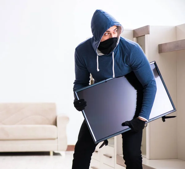 Hombre ladrón robar tv set de casa —  Fotos de Stock