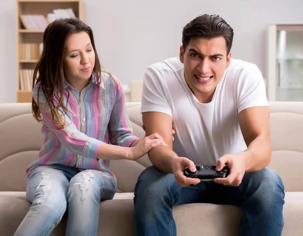 Familia joven que sufre de adicción a los juegos de ordenador — Foto de Stock