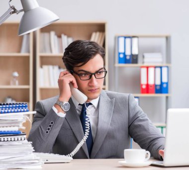 ofiste çalışan yakışıklı işadamı