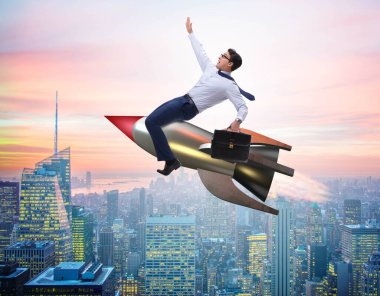 İş adamı iş konseptinde roketle uçuyor