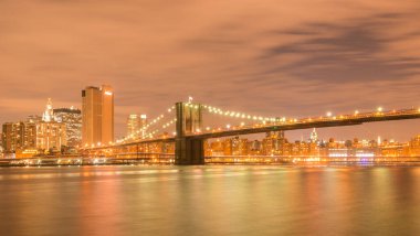 Manhattan ve Brooklyn köprüsünün gece manzarası