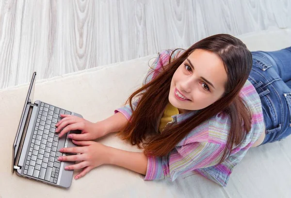 Jong meisje surfen internet op laptop — Stockfoto