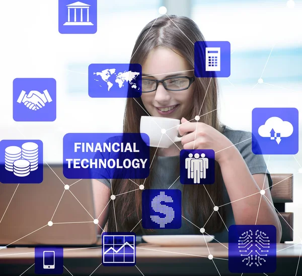 Imprenditrice con computer in tecnologia finanziaria fintech conc — Foto Stock