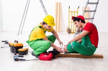 Yaralı işçi ve iş arkadaşı