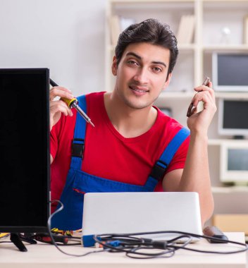 Profesyonel tamir mühendisi bozuk televizyonu tamir ediyor.