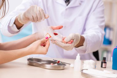 El kadın ziyaret doktor traumatologist yaralı