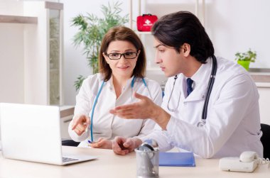 Klinikte çalışan iki doktor.