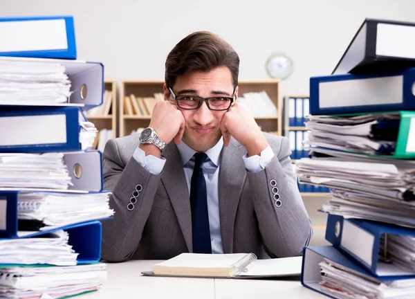 Empresário ocupado sob estresse devido ao excesso de trabalho — Fotografia de Stock