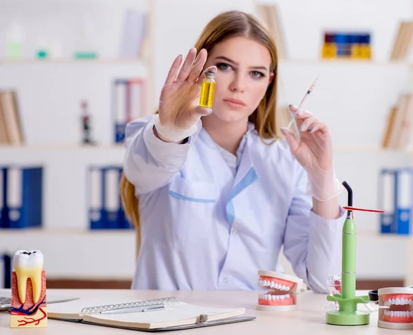 Estudiante de Odontología practicando habilidades en el aula — Foto de Stock