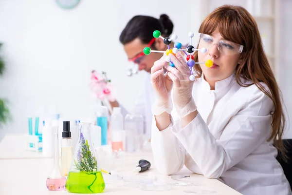 Twee chemici die in het lab werken — Stockfoto