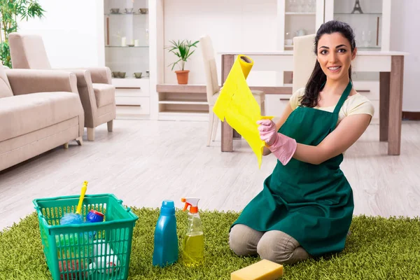 Jovem empreiteira fazendo tarefas domésticas — Fotografia de Stock