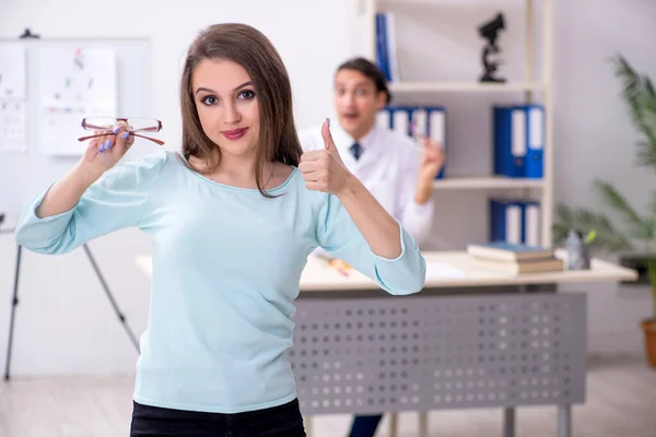 Giovane donna in visita medico oculista maschile — Foto Stock