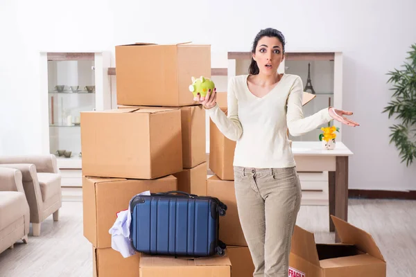 Jonge vrouw verhuizen naar nieuwe flat — Stockfoto