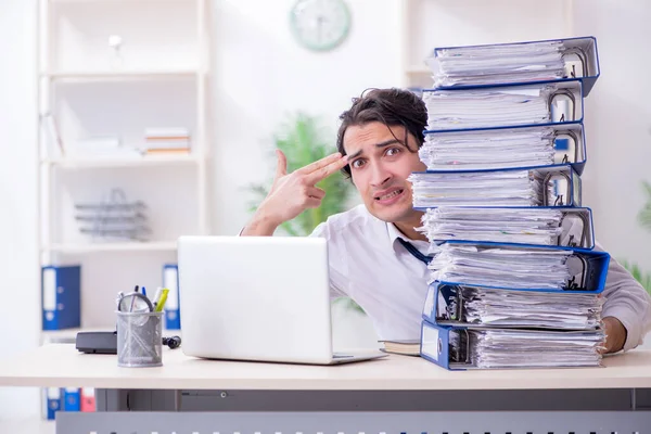 Giovane dipendente maschio infelice con il lavoro eccessivo — Foto Stock