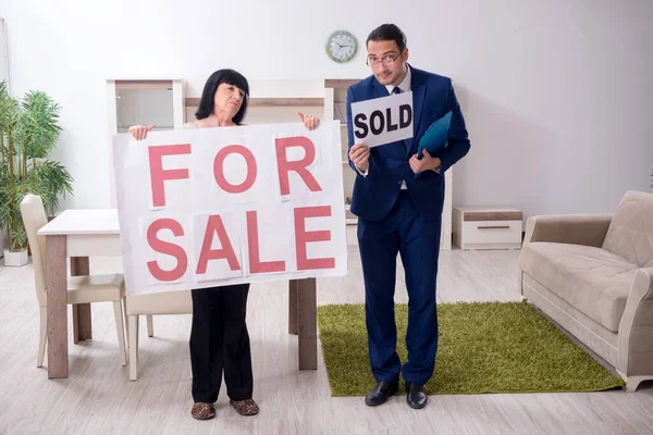 Agente imobiliário masculino e cliente feminino no apartamento — Fotografia de Stock