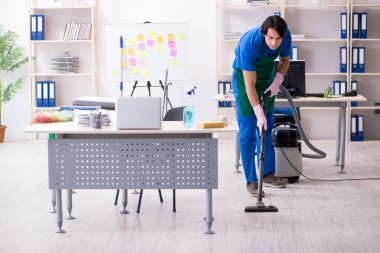 Ofiste çalışan yakışıklı, profesyonel temizlikçi.