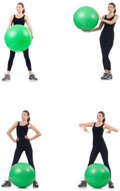 Genç kadın fitball ile egzersiz yapıyor.