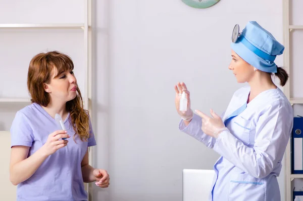 Junge Frau besucht HNO-Ärztin — Stockfoto