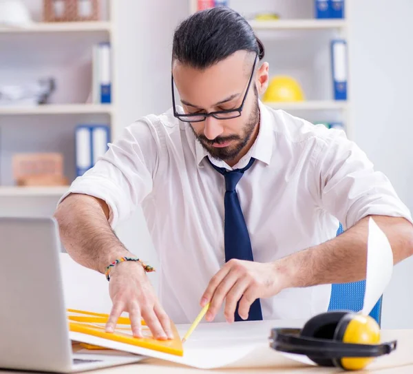 Architekt arbeitet in seinem Atelier an neuem Projekt — Stockfoto