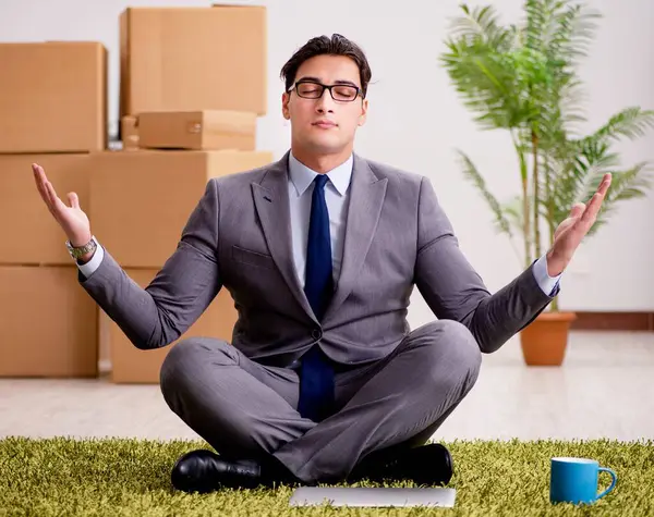 Empresário meditando no chão do escritório — Fotografia de Stock