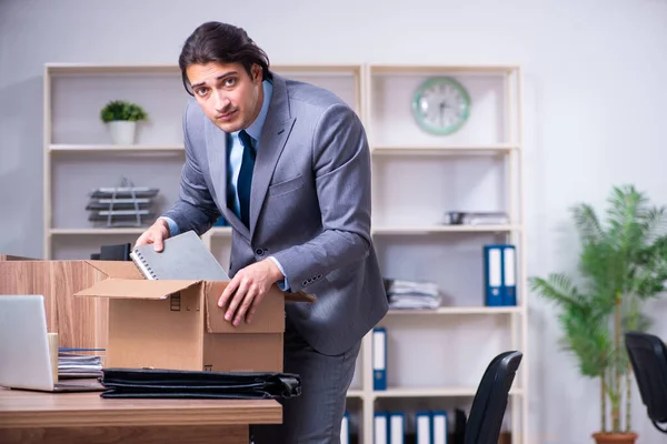 Junger männlicher Mitarbeiter wird entlassen — Stockfoto