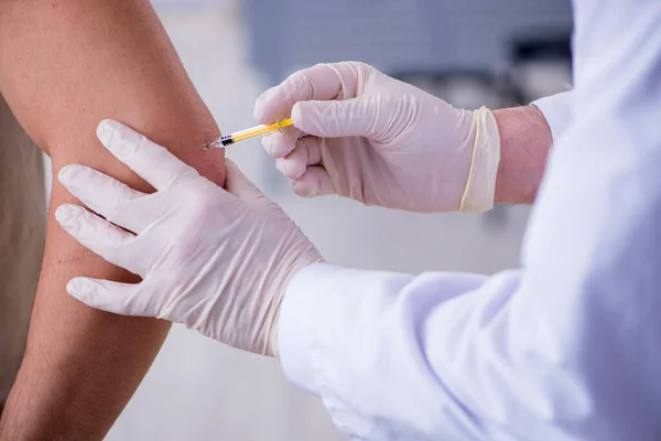 Manlig patient besöker läkare för skott vaccinering — Stockfoto