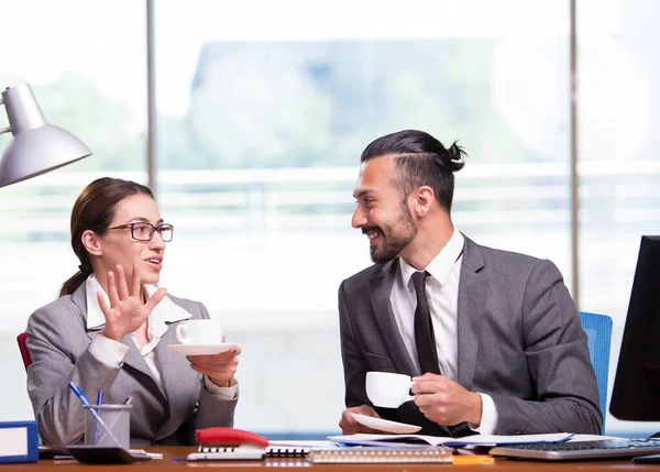 Kvinna och man i affärsidén — Stockfoto