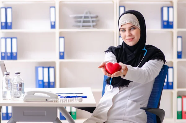 Jeune médecin en hijab travaillant à la clinique — Photo