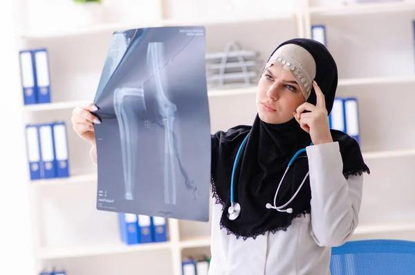 Klinikte çalışan tesettürlü genç doktor. — Stok fotoğraf