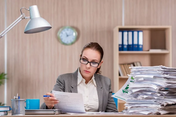 Empresária que trabalha no escritório — Fotografia de Stock