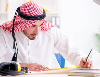 Arap mühendis yeni proje üzerinde çalışıyor