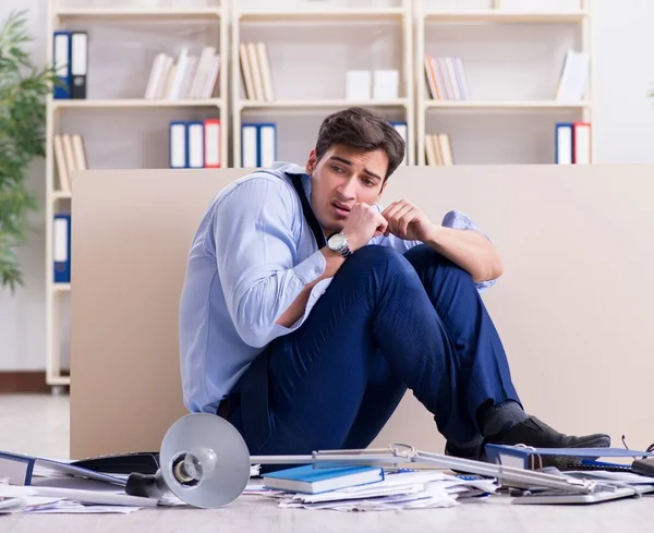 Homem de negócios irritado frustrado com muito trabalho — Fotografia de Stock