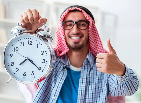 Studente arabo preparazione per gli esami universitari — Foto Stock