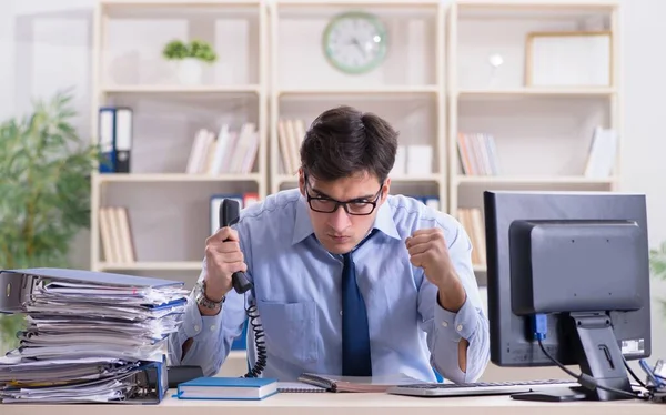 Wütender Geschäftsmann frustriert über zu viel Arbeit — Stockfoto