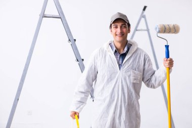 İnşaat alanında çalışan bir ressam.