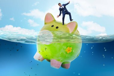 Piggybank ile borç konsepti içinde bir işadamı
