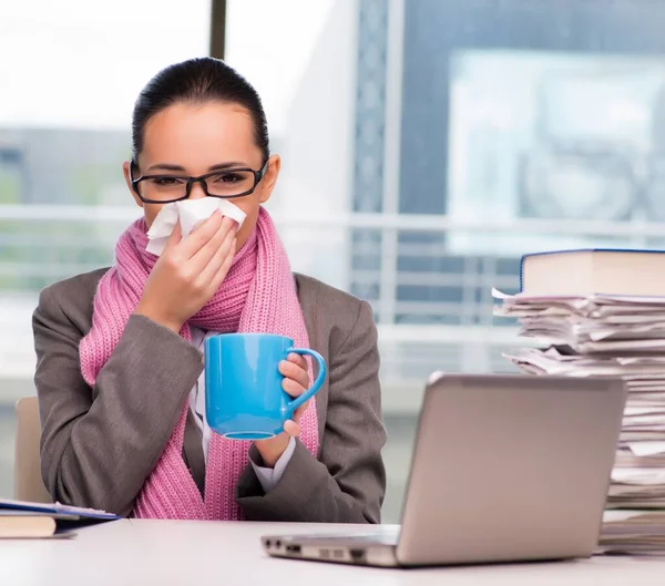 Jeune femme d'affaires malade au bureau — Photo